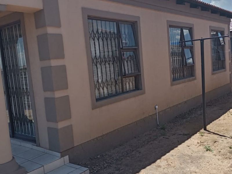 3 Bedroom Family Home in Miami Sands, Vanderbijlpark - Photo 2