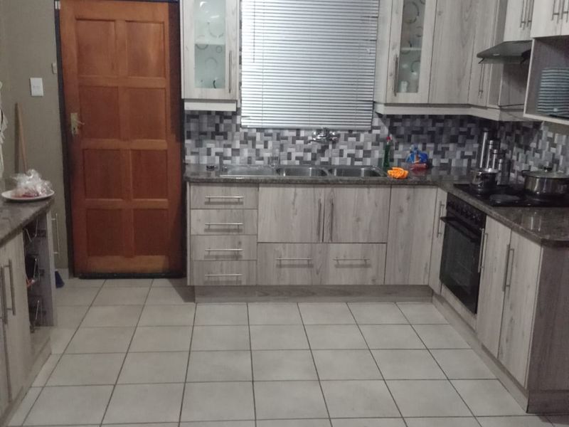 3 Bedroom Family Home in Miami Sands, Vanderbijlpark - Photo 5