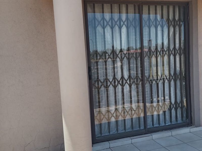 3 Bedroom Family Home in Miami Sands, Vanderbijlpark - Photo 3