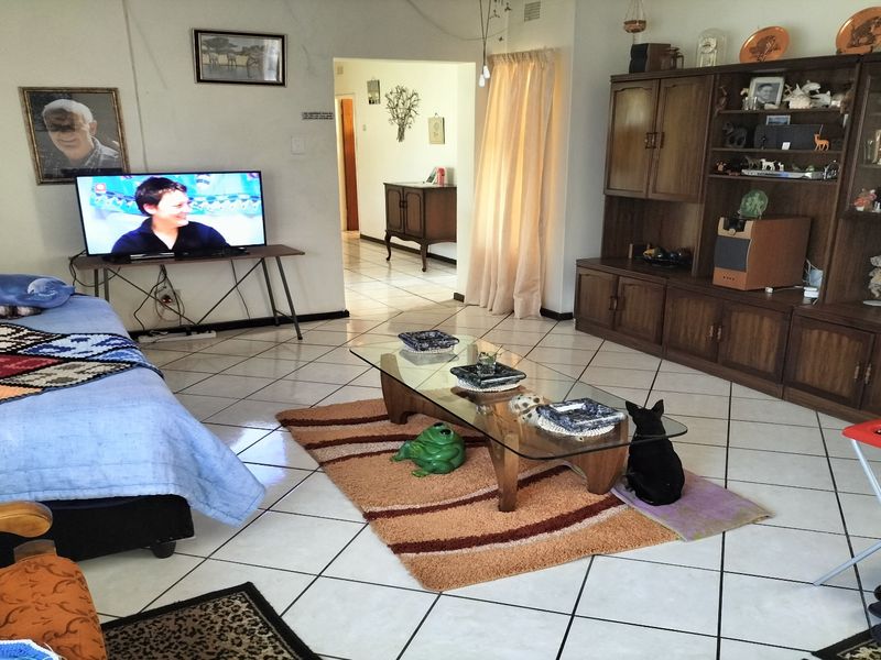 Well-Maintained Three-Bedroom Home with Gas Features and Secure Parking - Photo 3