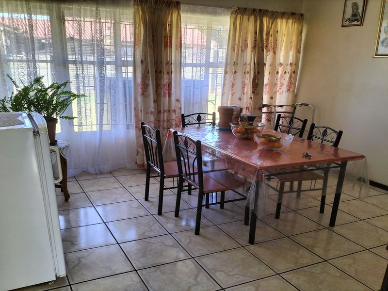 Well-Maintained Three-Bedroom Home with Gas Features and Secure Parking - Photo 4