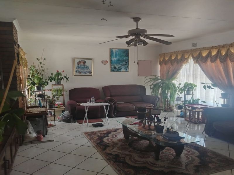 Well-Maintained Three-Bedroom Home with Gas Features and Secure Parking - Photo 2