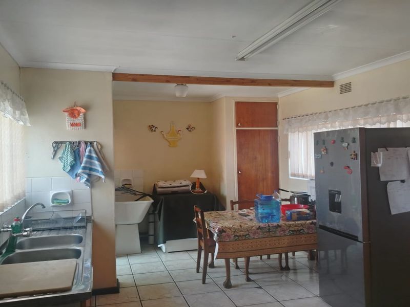 Well-Maintained Three-Bedroom Home with Gas Features and Secure Parking - Photo 5