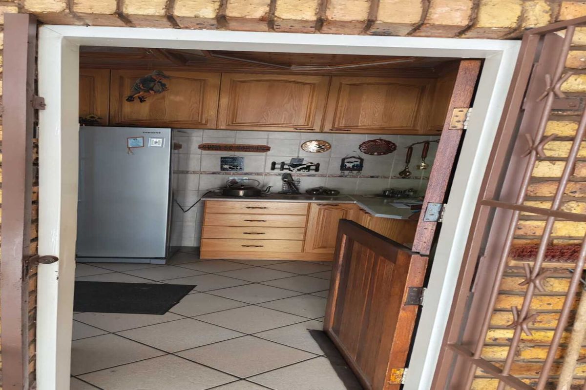 Spacious & Feature-Packed Family Home in Waldrif, Vereeniging - Photo 4