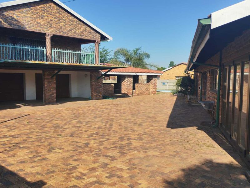 Spacious & Feature-Packed Family Home in Waldrif, Vereeniging - Photo 1