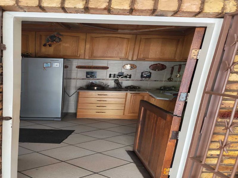 Spacious & Feature-Packed Family Home in Waldrif, Vereeniging - Photo 8