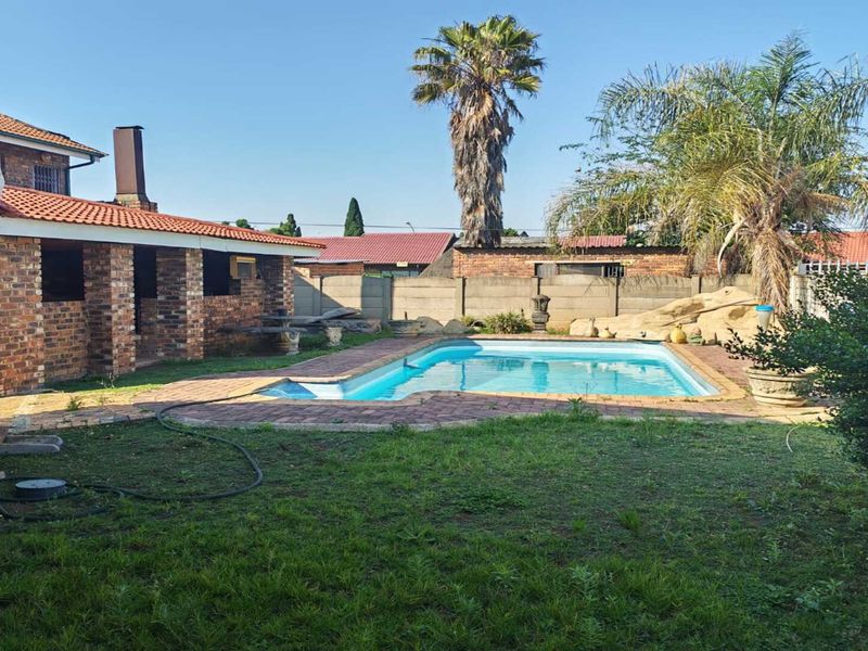 Spacious & Feature-Packed Family Home in Waldrif, Vereeniging - Photo 7