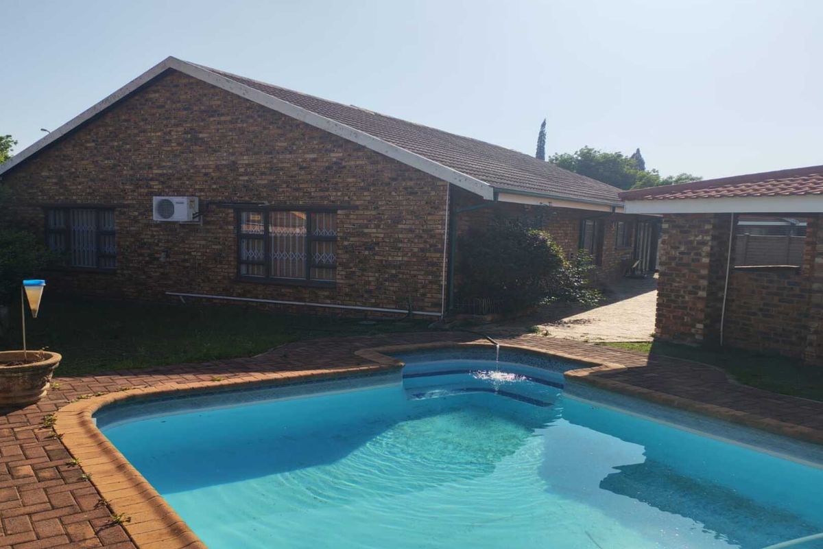 Spacious & Feature-Packed Family Home in Waldrif, Vereeniging - Photo 2