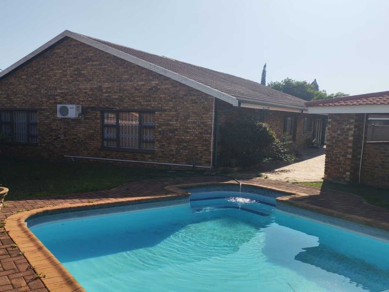 Spacious & Feature-Packed Family Home in Waldrif, Vereeniging - Photo 2