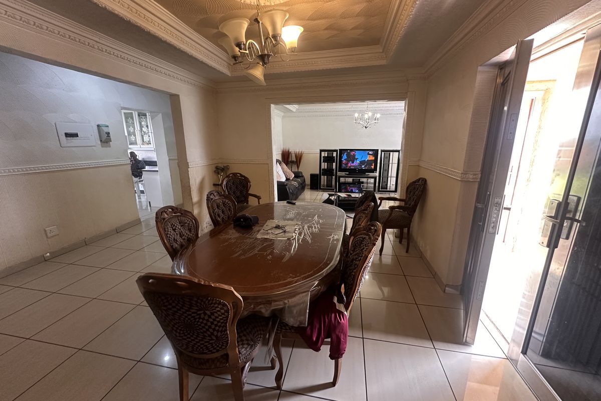 Beautiful 4-Bedroom Home with Indoor Garden 🌿 - Photo 5