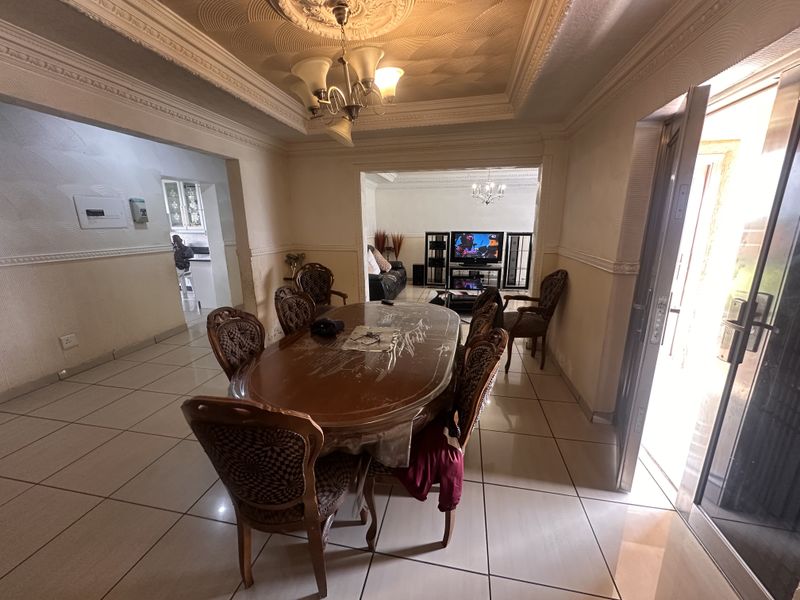 Beautiful 4-Bedroom Home with Indoor Garden 🌿 - Photo 5