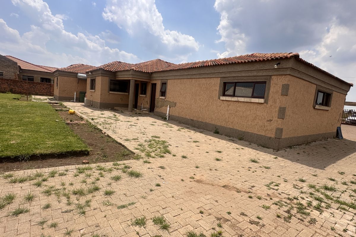 Beautiful 4-Bedroom Home with Indoor Garden 🌿 - Photo 2