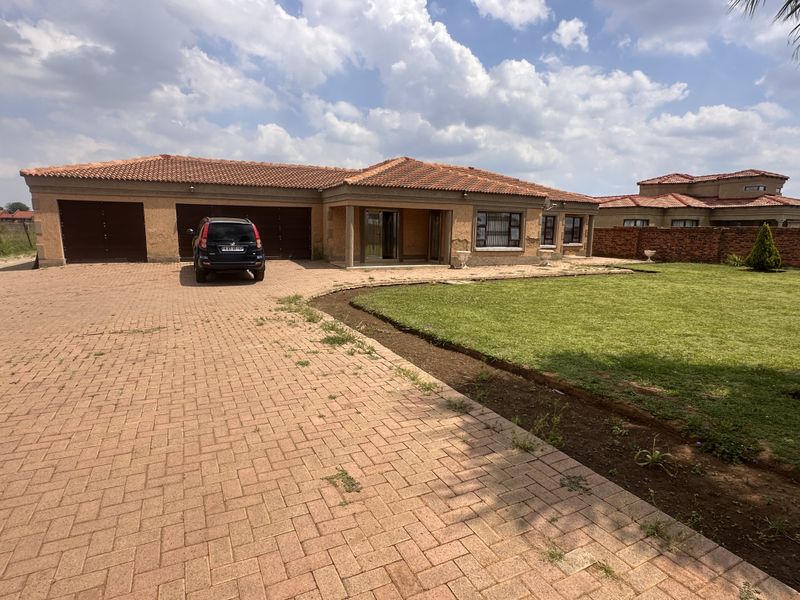 Beautiful 4-Bedroom Home with Indoor Garden 🌿 - Photo 1