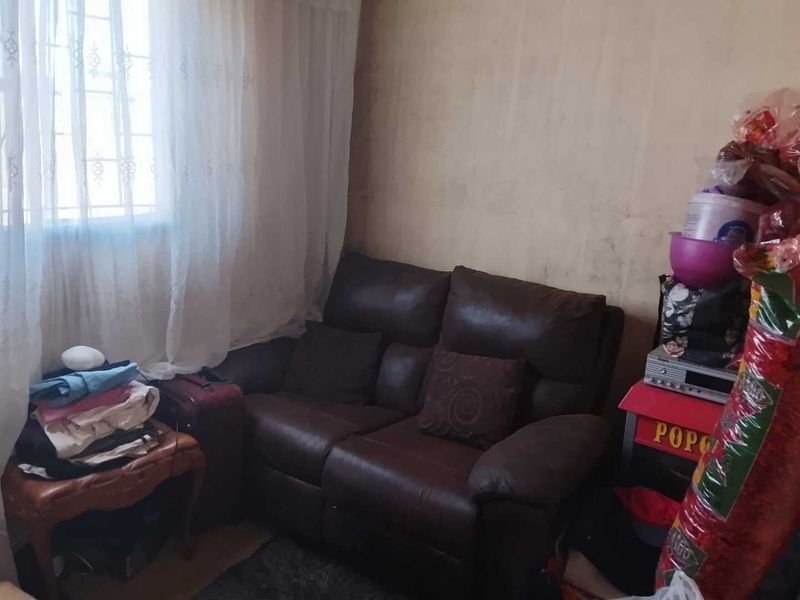 Spacious 2-Bedroom Home with Beautiful Garden - Photo 8