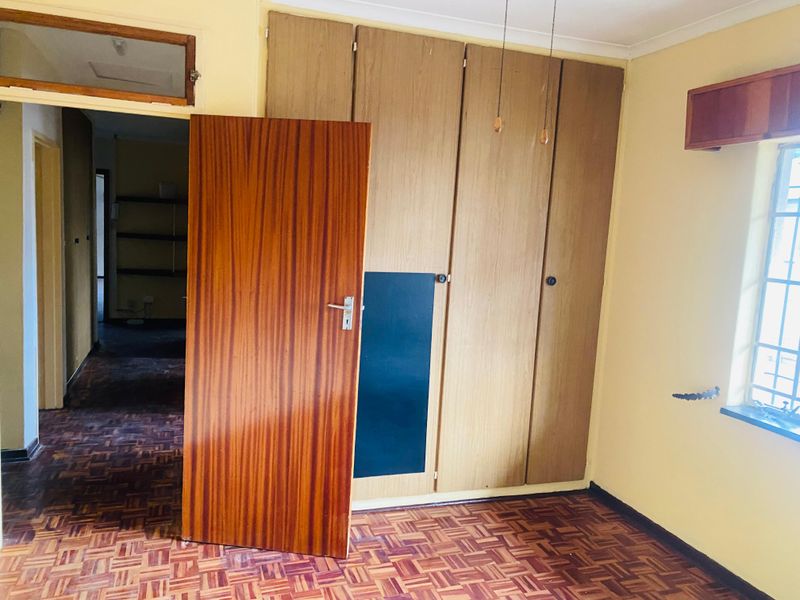 Spacious Family Home with Flatlets and Excellent Security - Photo 9