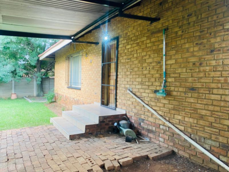 Spacious Family Home with Flatlets and Excellent Security - Photo 10