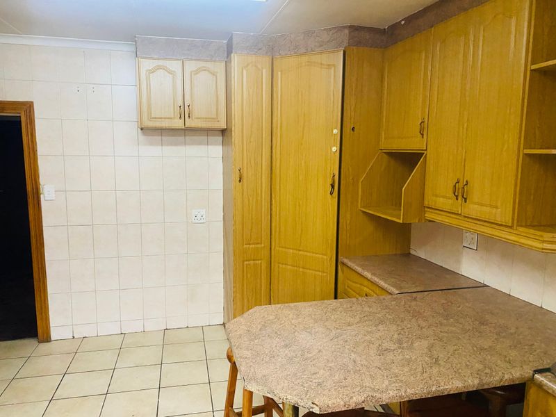 Spacious Family Home with Flatlets and Excellent Security - Photo 8