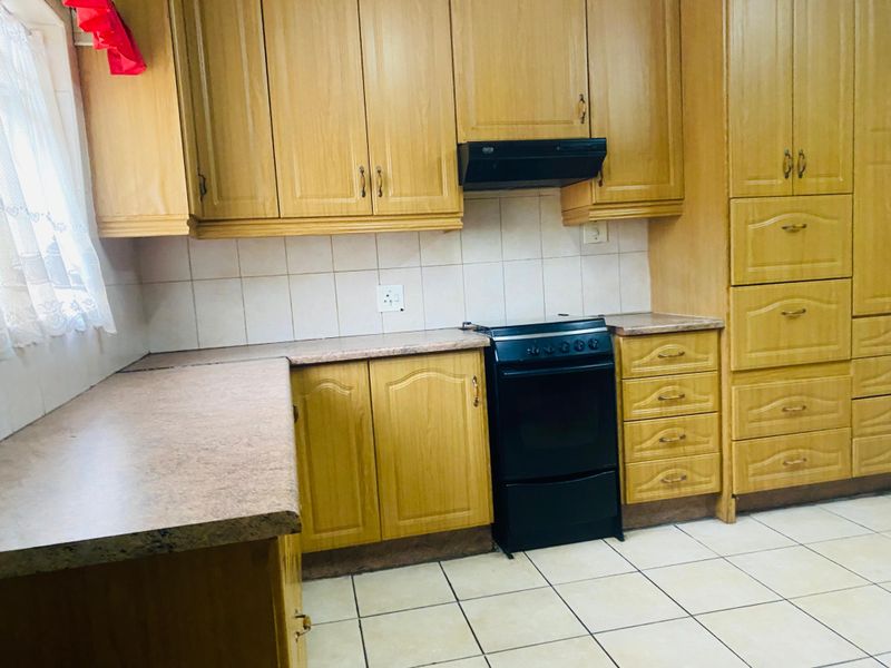 Spacious Family Home with Flatlets and Excellent Security - Photo 6