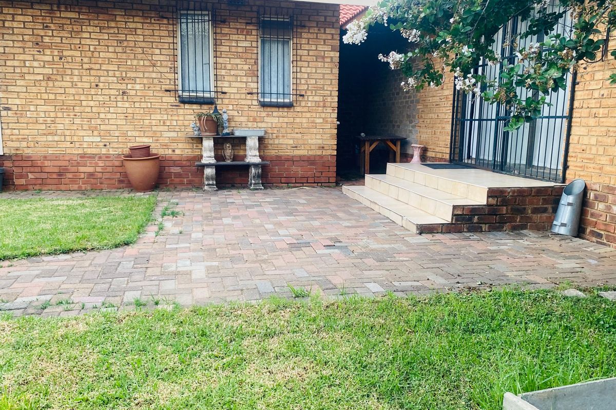 Spacious Family Home with Flatlets and Excellent Security - Photo 4