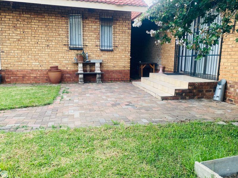 Spacious Family Home with Flatlets and Excellent Security - Photo 4