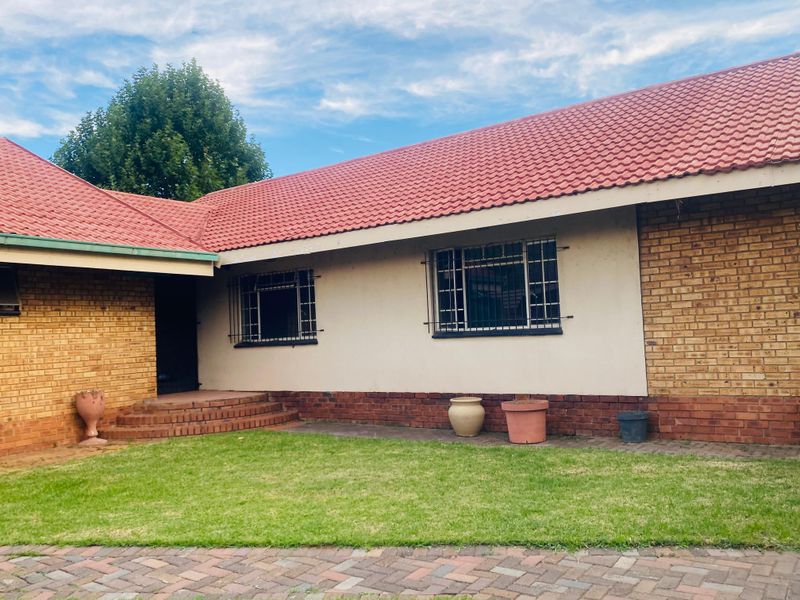 Spacious Family Home with Flatlets and Excellent Security - Photo 1