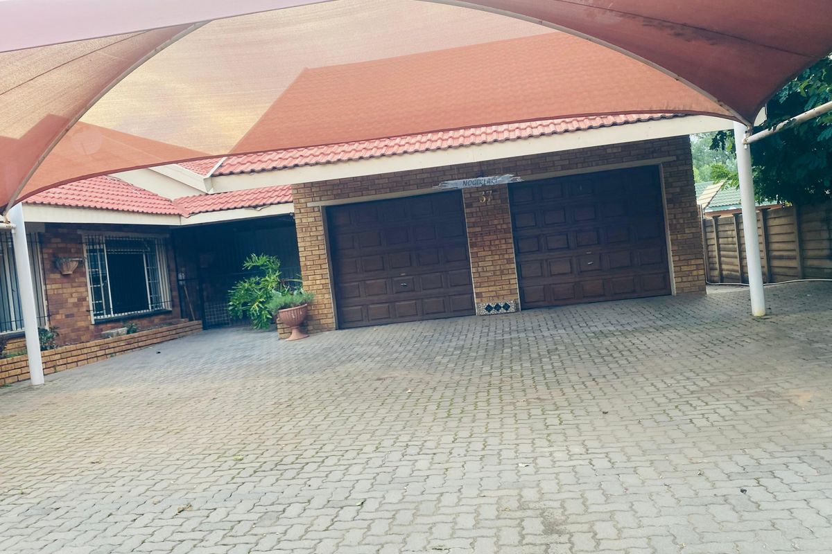 Spacious Family Home with Flatlets and Excellent Security - Photo 2