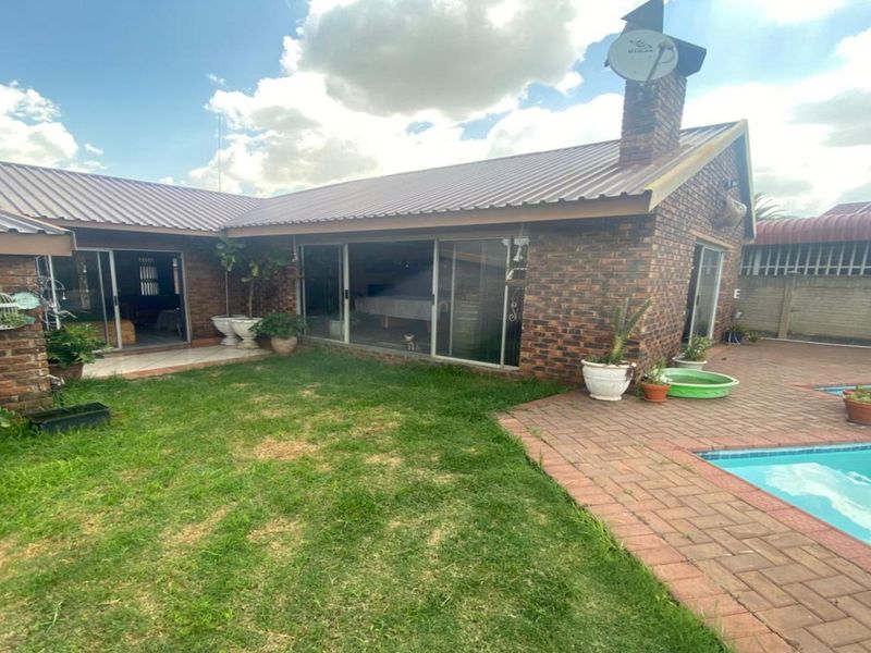 Neat 3-Bedroom Home with Pool & Income-Generating Flatlet - Photo 6
