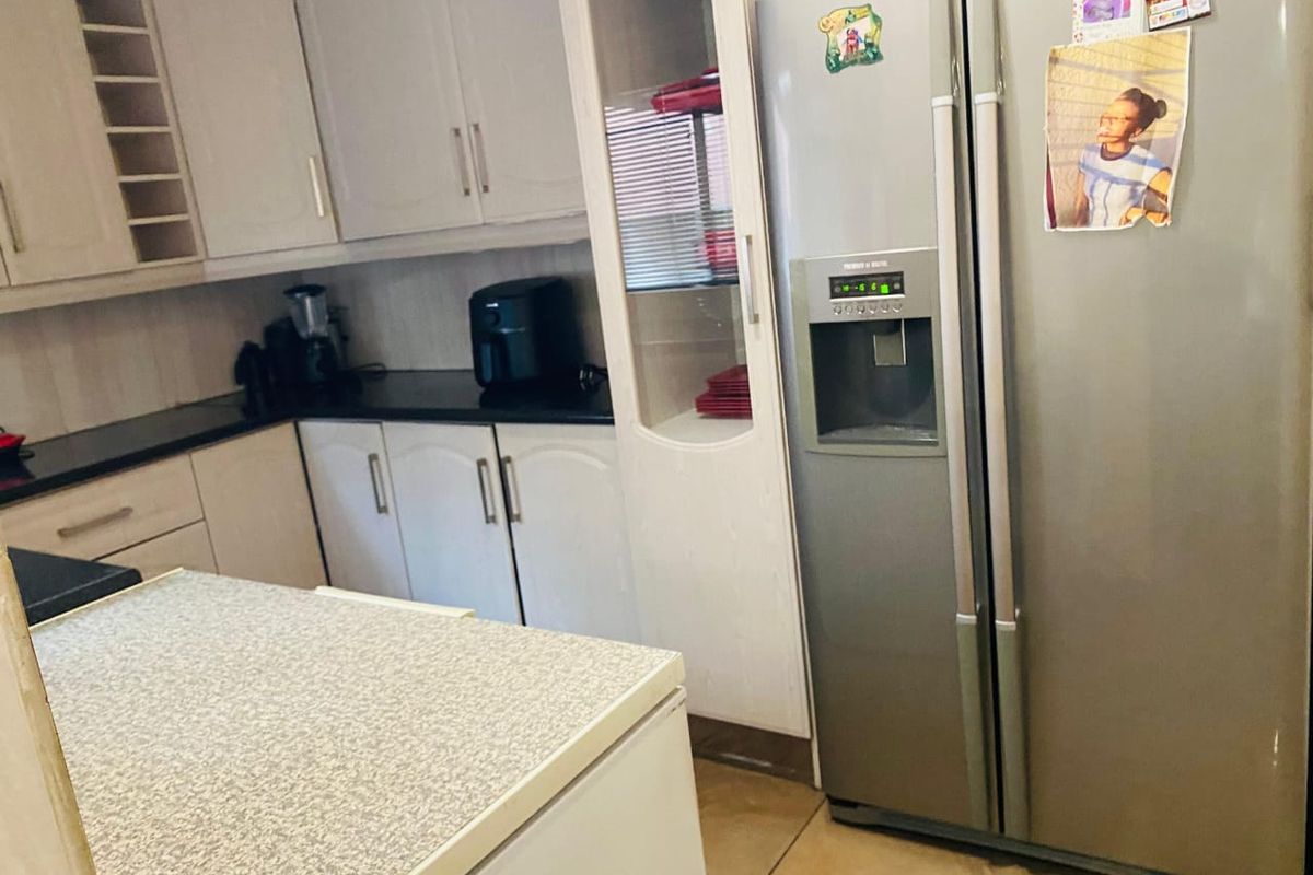 Spacious family home for sale - Photo 3