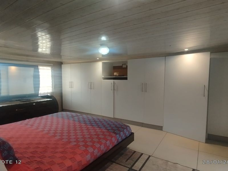 STUNNING 5-BEDROOM FAMILY HOME WITH EXCEPTIONAL ENTERTAINING SPACES - Photo 8