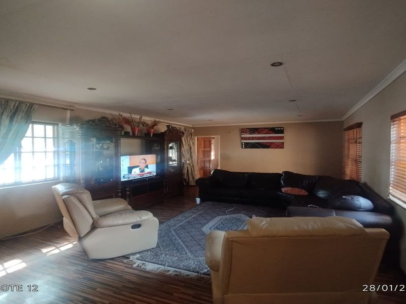 STUNNING 5-BEDROOM FAMILY HOME WITH EXCEPTIONAL ENTERTAINING SPACES - Photo 6