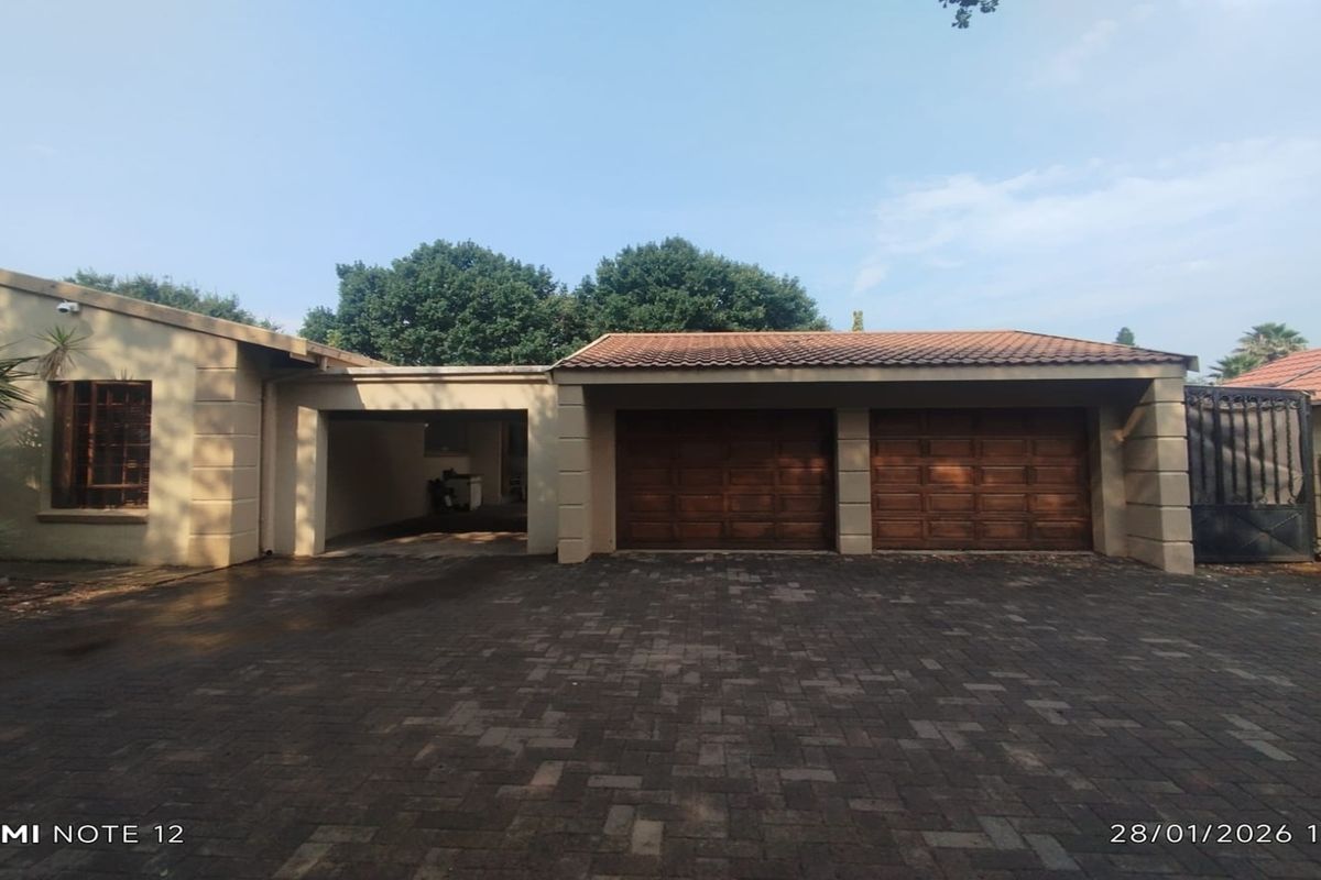 STUNNING 5-BEDROOM FAMILY HOME WITH EXCEPTIONAL ENTERTAINING SPACES - Photo 3