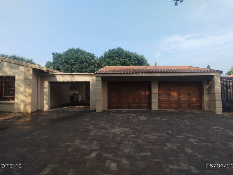 STUNNING 5-BEDROOM FAMILY HOME WITH EXCEPTIONAL ENTERTAINING SPACES - Photo 3