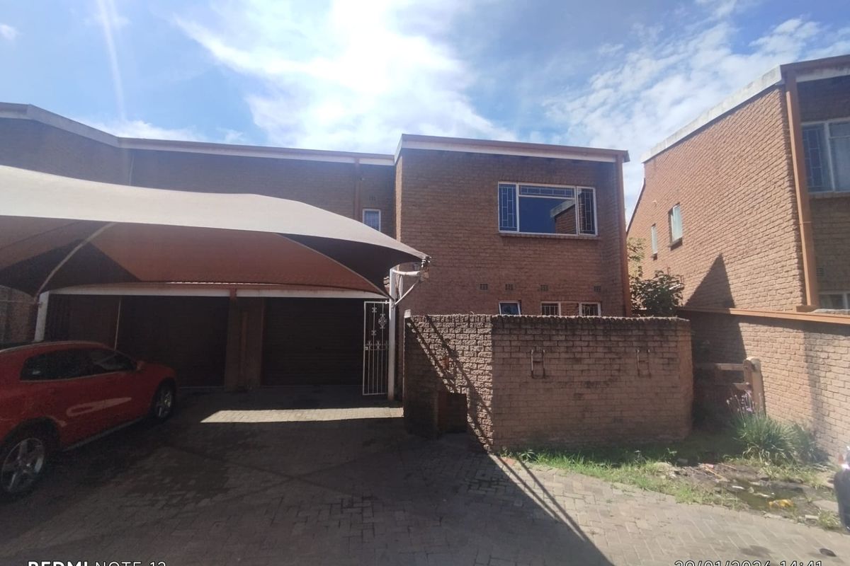 LOVELY DOUBLE-STOREY HOME WITH GREAT POTENTIAL in Vereeniging - Photo 2