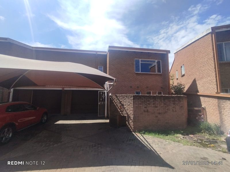LOVELY DOUBLE-STOREY HOME WITH GREAT POTENTIAL in Vereeniging - Photo 2