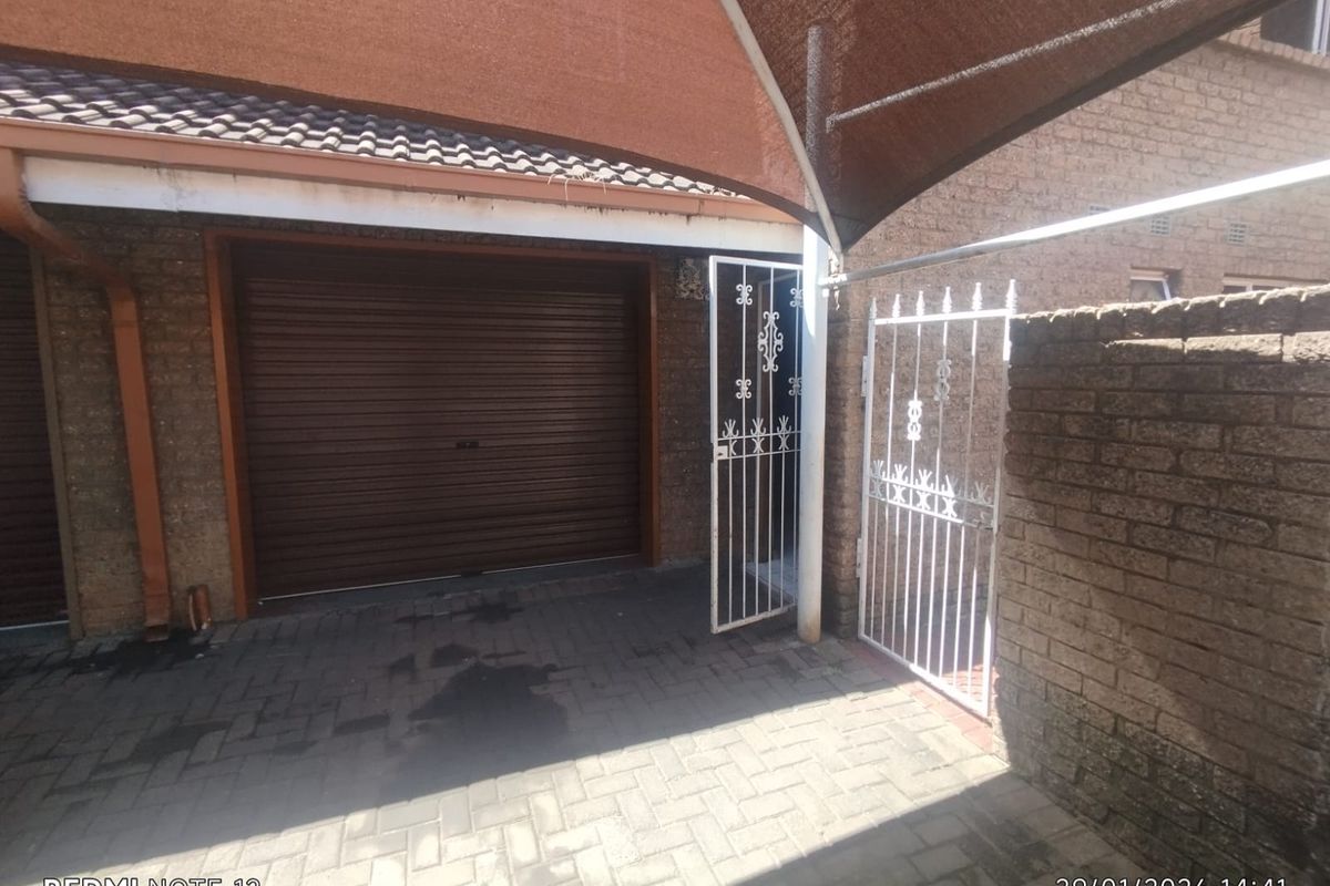 LOVELY DOUBLE-STOREY HOME WITH GREAT POTENTIAL in Vereeniging - Photo 4