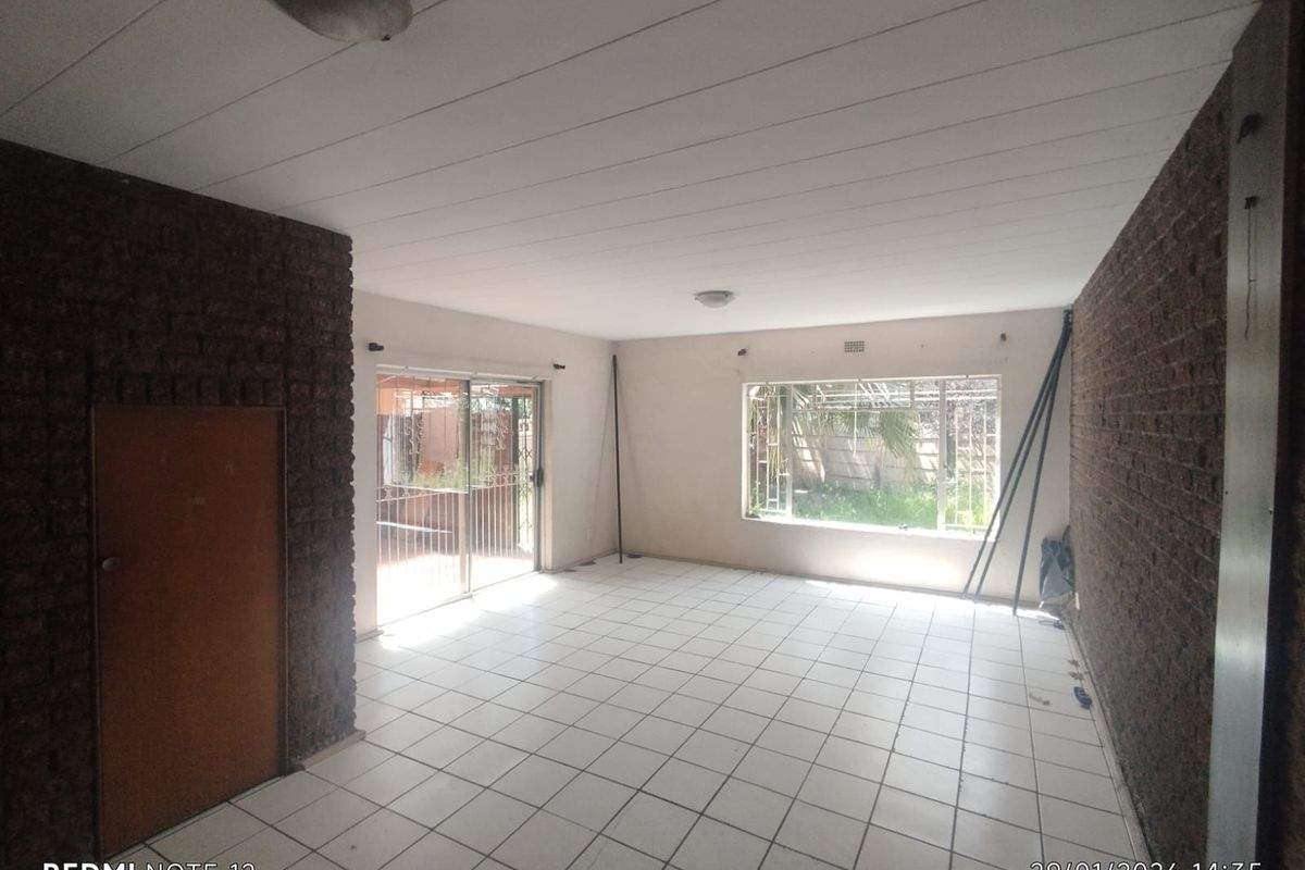 LOVELY DOUBLE-STOREY HOME WITH GREAT POTENTIAL in Vereeniging - Photo 3
