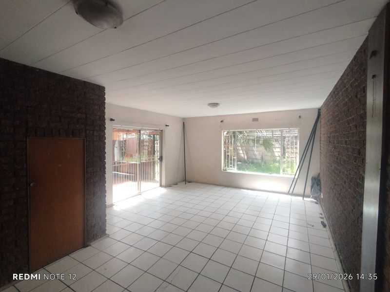 LOVELY DOUBLE-STOREY HOME WITH GREAT POTENTIAL in Vereeniging - Photo 3