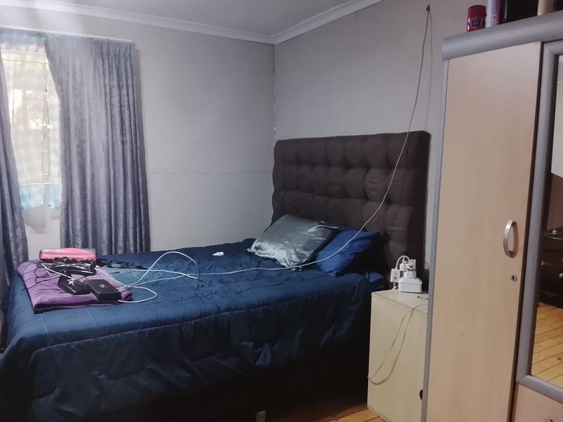 spacious three-bedroom home - Photo 8