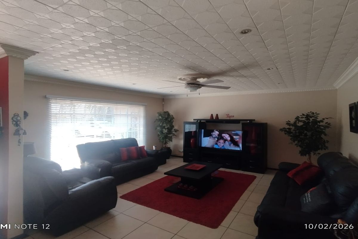 Lovely 3-Bedroom Family Home with Excellent Entertainment Spaces SE6 - Photo 3