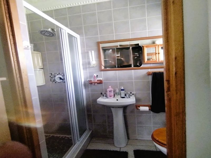 Lovely 3-Bedroom Family Home with Excellent Entertainment Spaces SE6 - Photo 8