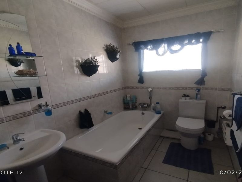 Lovely 3-Bedroom Family Home with Excellent Entertainment Spaces SE6 - Photo 6
