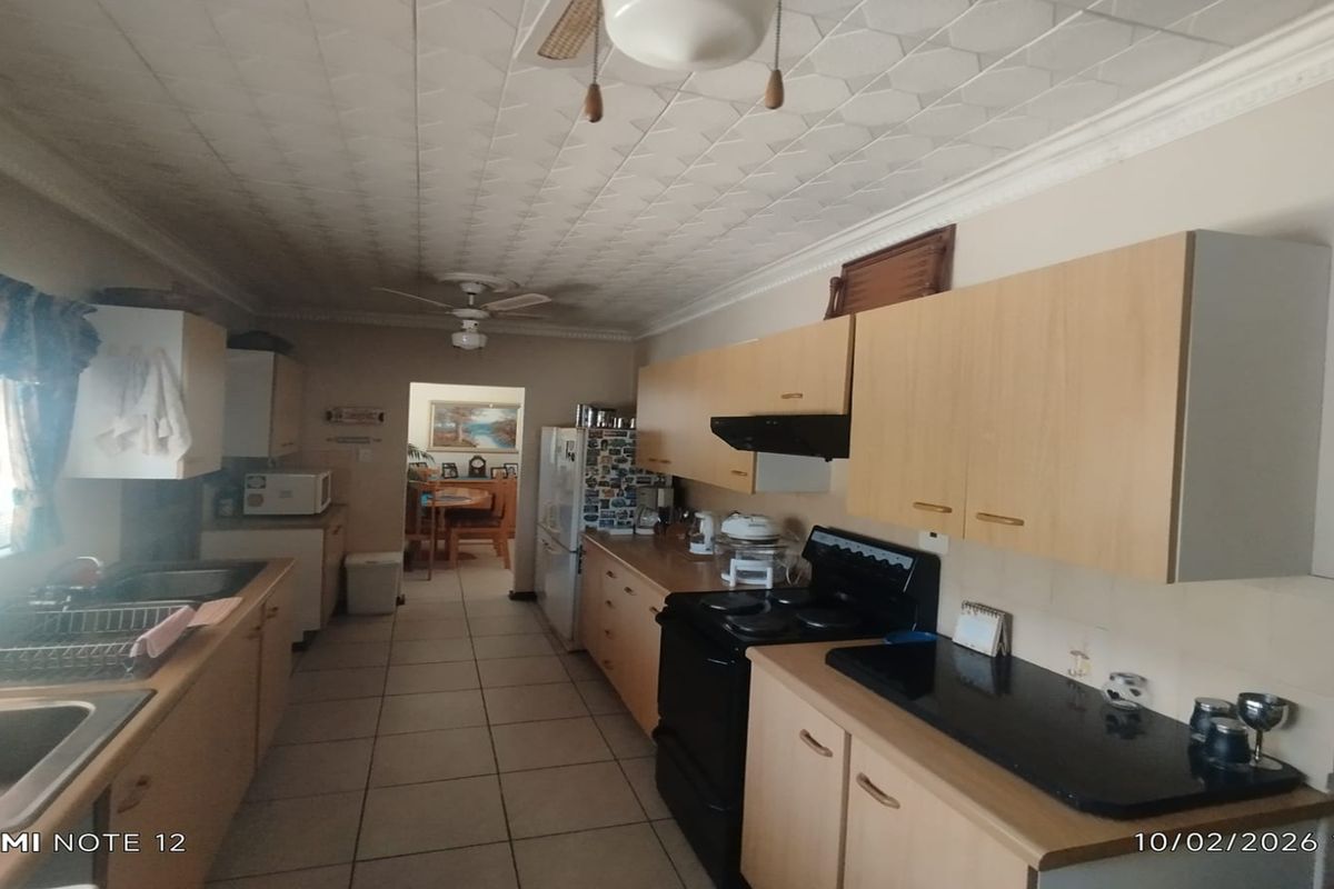 Lovely 3-Bedroom Family Home with Excellent Entertainment Spaces SE6 - Photo 5