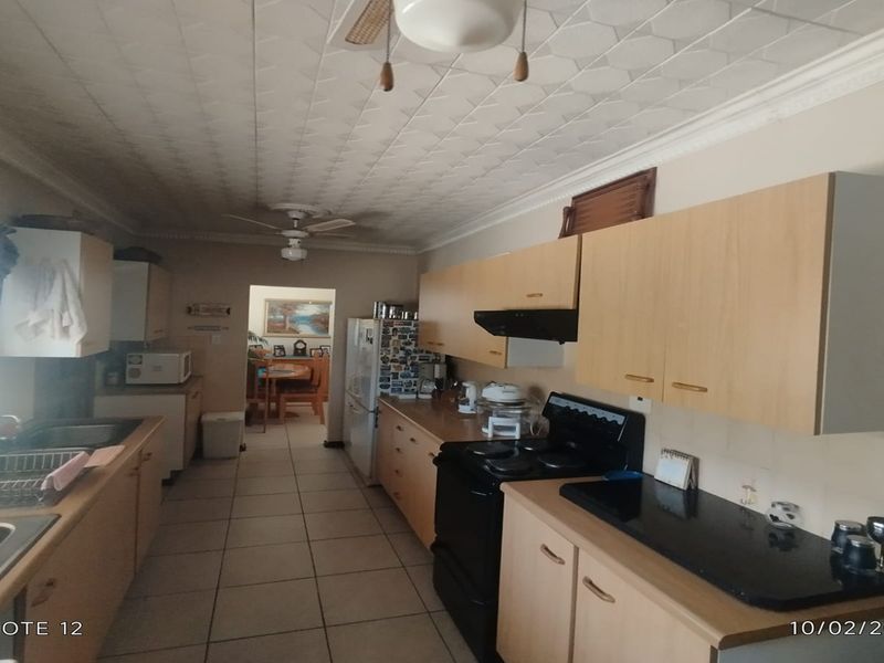 Lovely 3-Bedroom Family Home with Excellent Entertainment Spaces SE6 - Photo 5