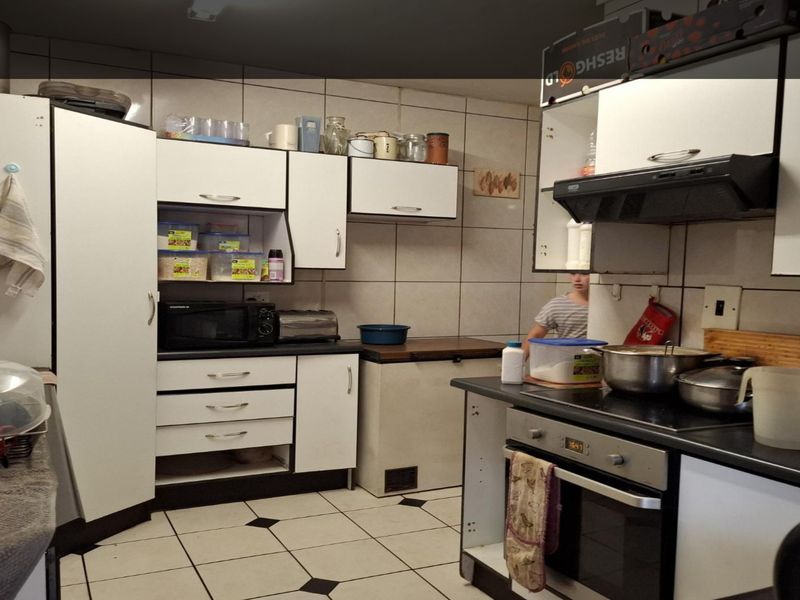 Charming 2 Bedroom Townhouse in Sought-After Sonlandpark, Vereeniging - Photo 8