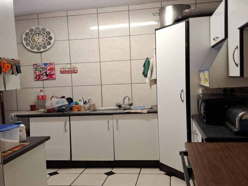 Charming 2 Bedroom Townhouse in Sought-After Sonlandpark, Vereeniging - Photo 9