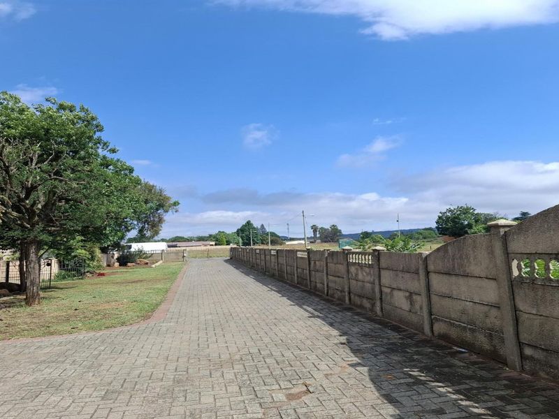 Charming 2 Bedroom Townhouse in Sought-After Sonlandpark, Vereeniging - Photo 1