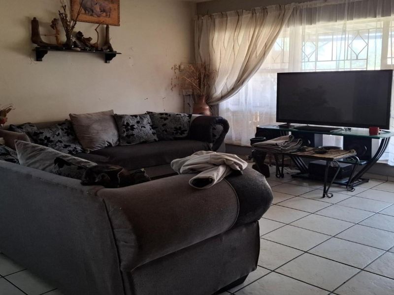Charming 2 Bedroom Townhouse in Sought-After Sonlandpark, Vereeniging - Photo 7