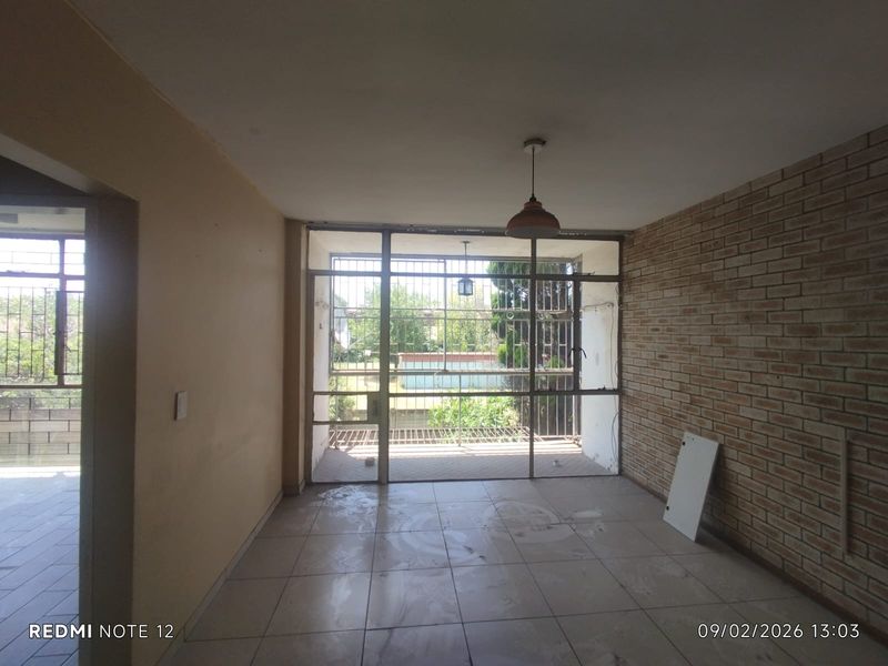 Lovely 2-Bedroom Flat for Sale Uitsig Flats - Photo 2