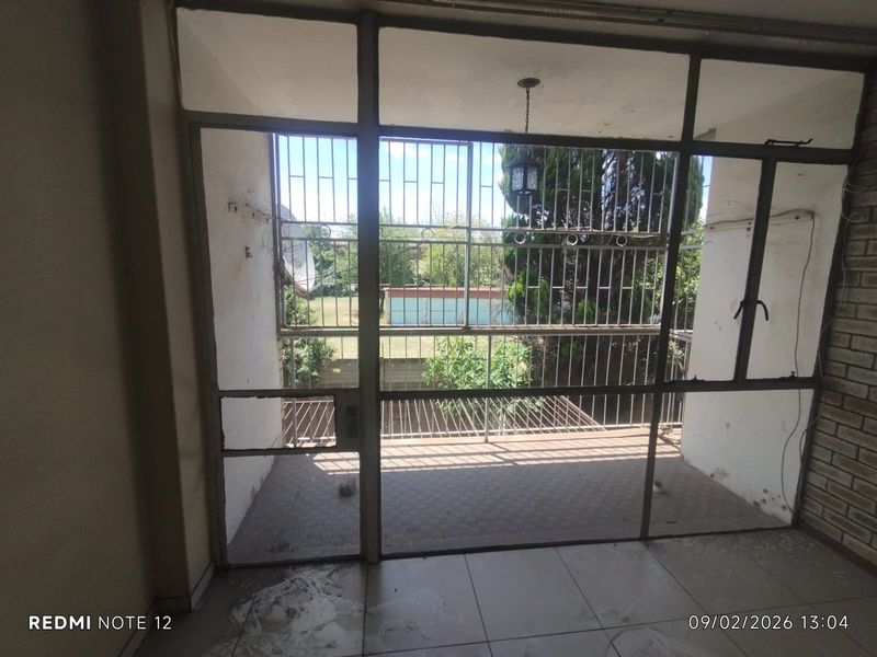 Lovely 2-Bedroom Flat for Sale Uitsig Flats - Photo 5