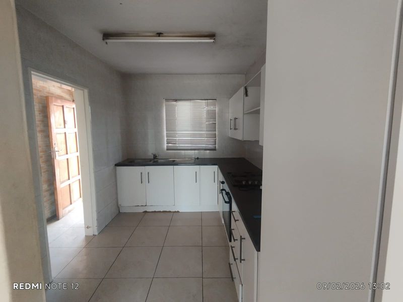 Lovely 2-Bedroom Flat for Sale Uitsig Flats - Photo 10